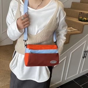 Trendige Kinder-Umhängetasche im Colorblock-Design mit verstellbarem Gurt und Reißverschlüssen