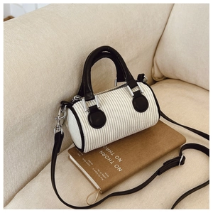 Détail du sac barillet en velours côtelé blanc avec bandoulière en cuir noir