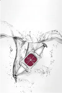 Makro-Detail der wasserdichten silbernen Uhr mit rotem Zifferblatt im Wasserspritzer