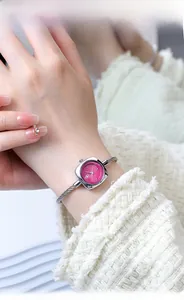 Dettaglio del quadrante quadrato rosa con cinturino in metallo intrecciato argento