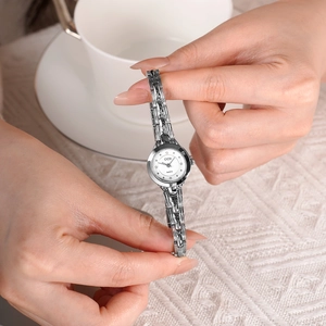 Elegante orologio GEDI in argento con quadrante bianco e raffinati dettagli in cristallo