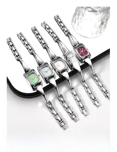Detailansicht quadratischer Quarzuhren mit bunten Zifferblättern und Silbermetallband