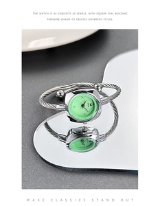 Dettaglio orologio GEDI quadrato verde menta con cinturino a treccia in argento