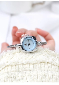 Dettaglio dell'orologio GEDI con quadrante azzurro e cinturino a corda ritorta