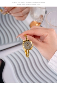 Dettaglio dell'orologio GEDI con quadrante quadrato e cinturino a corda intrecciata