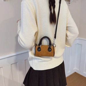 Sac seau en velours côtelé pour enfant couleur caramel avec bandoulière sur mannequin
