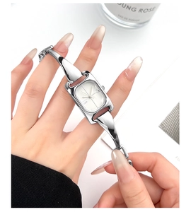 Makro-Detail der silbernen Quarz-Armbanduhr mit Schwan-Logo und Metall-Armreif-Band