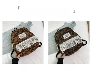 Détail de sacs à dos léopard avec bordures en dentelle et breloques de fermeture en perles