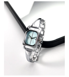 Details einer silbernen quadratischen Quarzuhr mit hellblauem Zifferblatt und Metallarmband