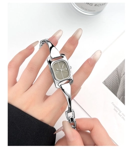 Nahaufnahme der silbernen quadratischen GEDI Damenuhr mit elegantem Armband-Design