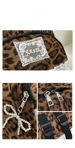 Détails du sac à dos léopard avec broderie en dentelle et pendentif nœud perlé