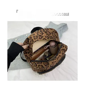 Rangement intérieur du sac léopard avec parapluie, portefeuille et cosmétiques