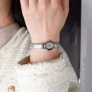 Elegant oval silver quartz watch for women with minimalist dial and metal chain strap