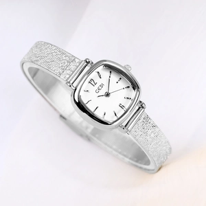 Montre à quartz élégante pour femme avec boîtier coussin et bracelet en acier texturé