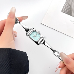 Elegante quadratische silberne Quarzuhr mit hellblauem Zifferblatt und Gliederarmband