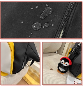 Gros plan sur le tissu imperméable et le joli pendentif pingouin en peluche du sac à dos