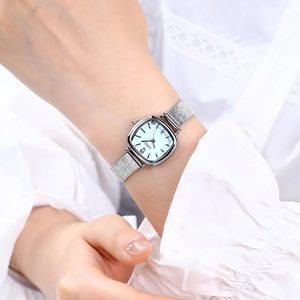 Montre GEDI élégante pour femme avec cadran bleu carré et bracelet en maille argentée