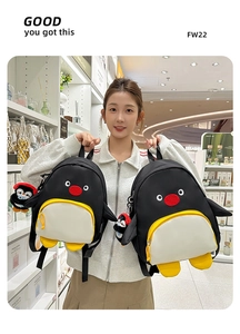 Vue détaillée du sac à dos pingouin mignon avec nez 3D et mini pendentif pour femmes