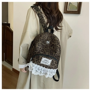 Gros plan du sac à dos léopard avec bordure en dentelle blanche et bretelles noires