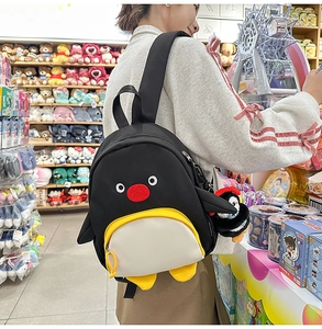 Détail du sac à dos pingouin mignon avec ailes en peluche et porte-clé assorti