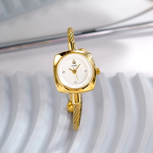 Elegante orologio a bracciale rigido dorato con quadrante bianco quadrato e cristalli