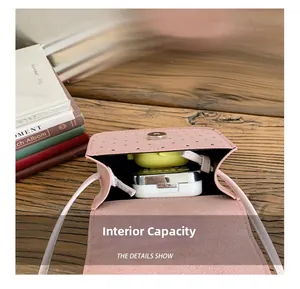 Capacità interna della mini borsa a tracolla con spazio per cuffie e cosmetici