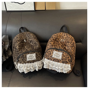Détail du mini sac à dos enfant motif léopard avec bordure en dentelle blanche et logo