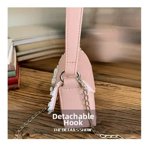 Mini sac bandoulière rose avec bordure en dentelle blanche et bandoulière amovible