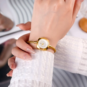 Orologio donna dorato con cinturino a corda intrecciata e design minimalista raffinato