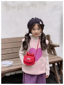 Dettaglio mini borsa rossa per bambina con pois e grande fiocco decorativo chic