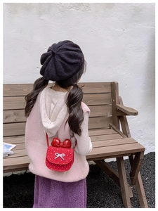 Dettaglio mini borsa rossa a pois per bambina con grande fiocco e fibbia argentata