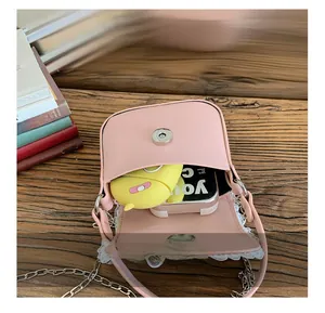 Détail du sac rose avec dentelle montrant le rangement interne pour petits accessoires