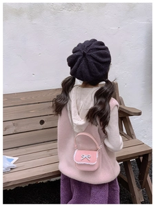Détail du mini sac rose pour fille avec bordure en dentelle blanche et nœud argenté