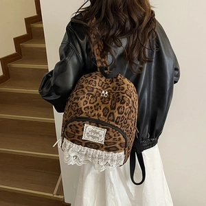 Sac à dos enfant imprimé léopard avec dentelle et texture peluche vue de l'arrière