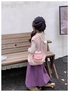Borsa a tracolla rosa per bambina con fiocco e perle indossata da una modella bambina