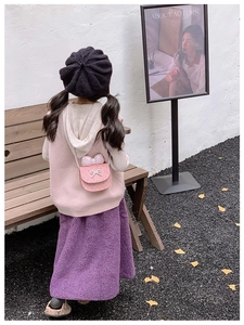 Mini borsa a tracolla rosa con fiocco abbinata a un simpatico outfit autunnale da bambina