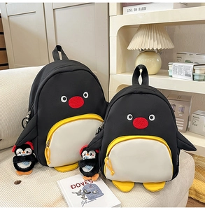 Détails de sacs à dos pingouin mignons en deux tailles avec porte-clés en peluche