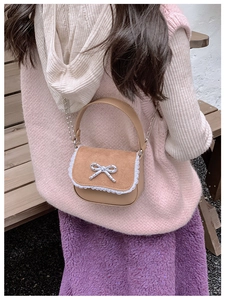 Mini sac bandoulière marron avec bordure en dentelle blanche et nœud argenté