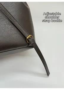 Details zur verstellbaren Schultergurtschnalle am dunkelbraunen Rucksack mit Lychee-Textur