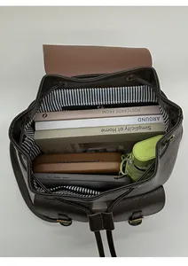 Vertikale Ansicht des geräumigen, gestreiften Innenraums des braunen Rucksacks mit Fächern