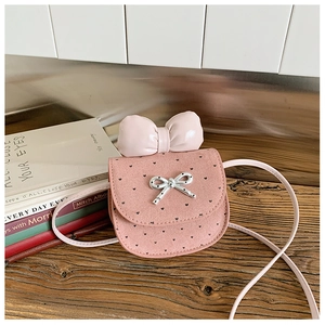 Dettaglio mini borsa a tracolla rosa in finta pelle scamosciata con fiocco e cuori