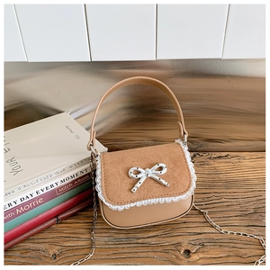 Vue détaillée du mini sac à main kaki avec bordure en dentelle et nœud argenté élégant