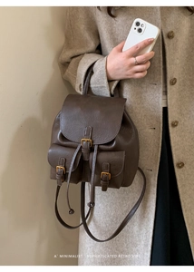 Detailansicht eines dunkelbraunen Retro-Rucksacks aus PU-Leder mit Kordelzug und Schnallen