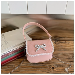 Mini sac à bandoulière rose avec bordure en dentelle blanche et nœud argenté à pois