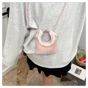 Mini borsa a tracolla rosa per bambine in finto camoscio con bordi in pelliccia sintetica