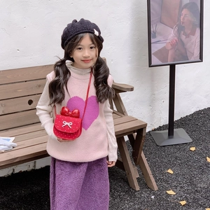 Borsa a tracolla rossa a pois per bambina con fiocco argento e gilet in maglia rosa