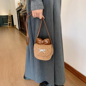 Mini borsa a tracolla per bambina con fiocco carino e ritagli a cuore in pelle scamosciata