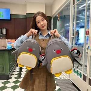 Sac à dos mignon en forme de pingouin gris avec détails 3D et mini pendentif inclus