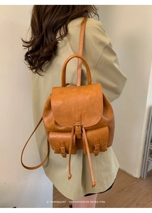 Nahaufnahme eines braunen Vintage-Rucksacks mit Schnallentaschen und Tunnelzugverschluss