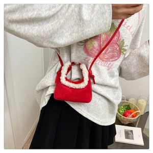 Mini sac bandoulière rouge en daim avec bordure en fourrure et détails de nœuds